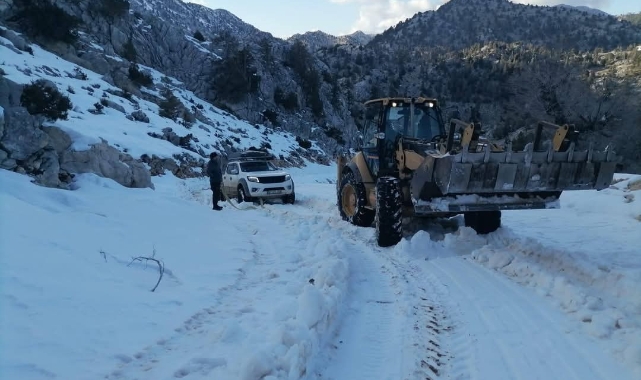 Antalya’da yayla dönüşü mahsur kalan 3 kişi kurtarıldı