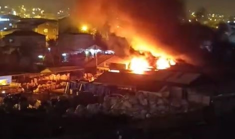 Arnavutköy'de fabrika deposunda yangın!