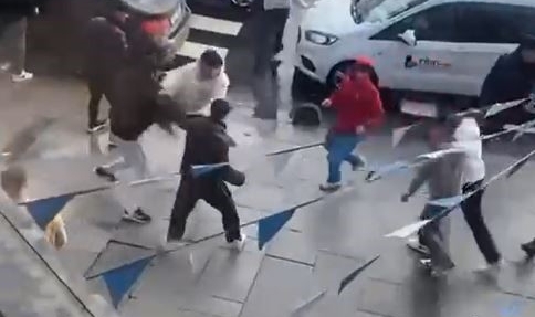 Arnavutköy’de gençlerin tekmeli yumruklu kavga etti