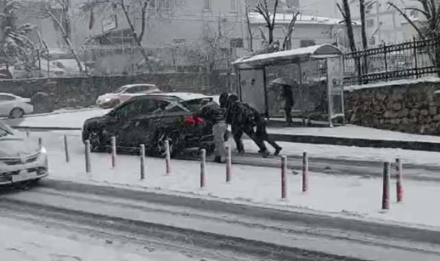 Arnavutköy’de kar yağışında araçlar yolda kaldı! Kazalar meydana geldi