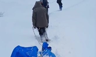 Artvin'de kar nedeniyle cenazeyi iple çekerek köye taşıdılar