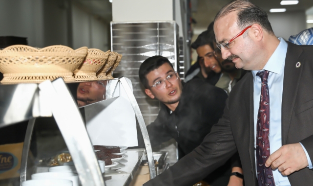 Atatürk üniversitesinden öğrencilerine ücretsiz iftar yemeği