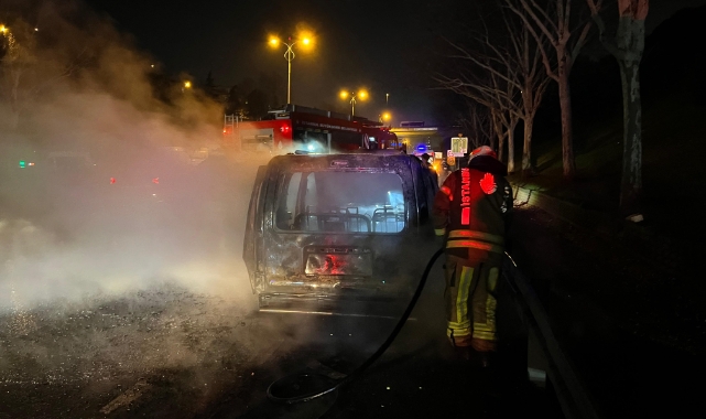 Avrupa Otoyolu'nda araç alev topuna döndü, trafik yoğunluğu oluştu