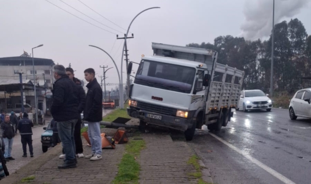 Aydın'da kamyonun çarptığı trafik lambası yayanın üzerine devrildi