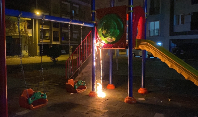 Aydın'da oyun parkını ateşe verip kaçtılar