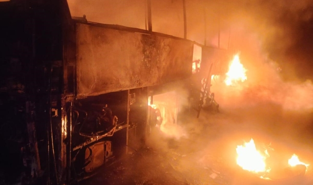 Balıkesir'de 34 yolcusu bulunan otobüs sabaha karşı yandı