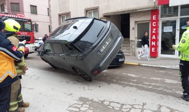 Balıkesir'de ilginç kaza! Araç park halindeki otomobilin üzerine çıktı
