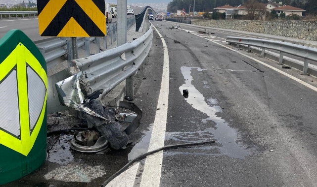 Balıkesir'de ticari araç bariyerlere çaptı: 1 yaralı