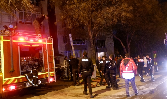 Balkonda çıkan yangın bina sekinlerini sokağa döktü