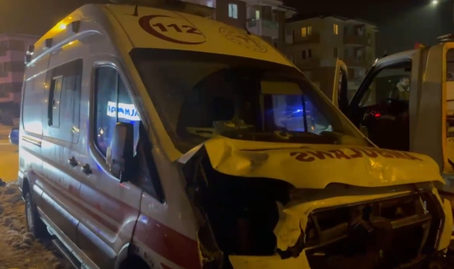 Bartın'da hasta taşıyan ambulans ile otomobil çarpıştı: 8 yaralı