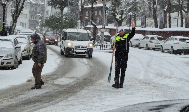 Bartın'da Trafik Polisinden örnek davranış!