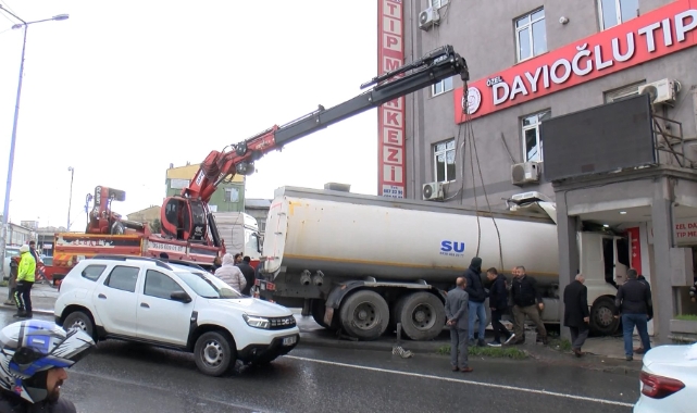 Başakşehir'de su tankeri tıp merkezi binasına çarptı