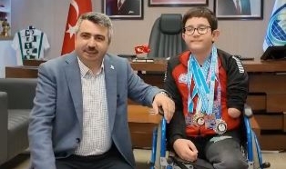 Başkan Yılmaz şampiyon yüzücü Muhammed Ali ile buluştu