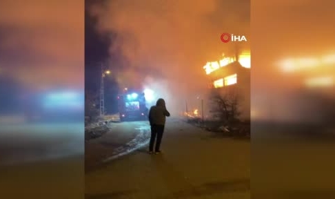 Başkentte 3 katlı iş yeri alevlere teslim oldu
