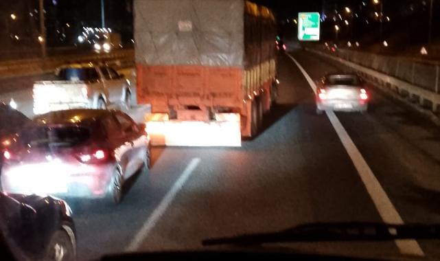 Ankara'da kamyondan fırlayan teker zincirleme kazaya sebep oldu