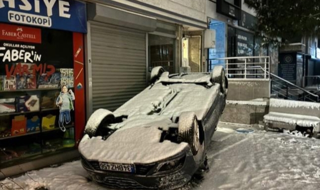 Beylikdüzü'nde kar küreme kamyonunun çarptığı otomobil ters döndü