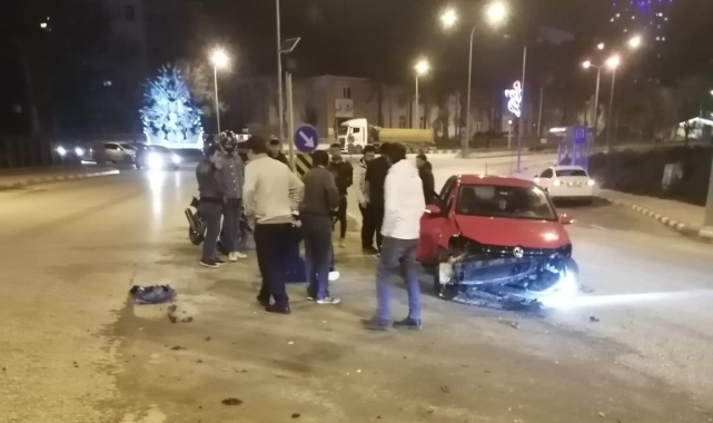 Bilecik'te refüje çarpan otomobilin sürücüsü yaralandı