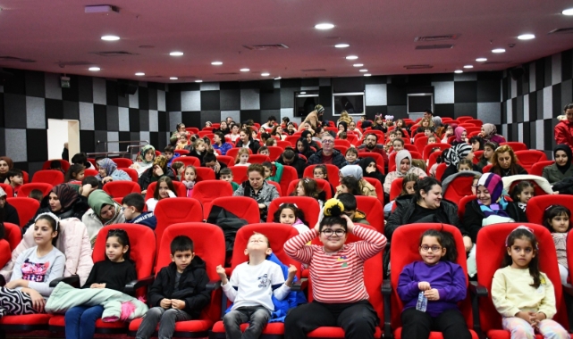 Bilecik'te tatilde çocuklar sinema keyfi yaşadılar
