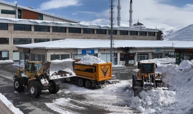 Bitlis'te 1,5 metreyi aşmıştı! Karla mücadele sürüyor