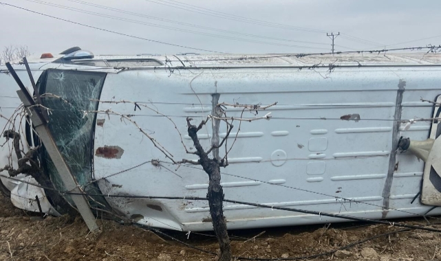 Boş minibüs üzüm bağlarının arasına uçtu: 1 yaralı