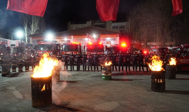 Burdur İtfaiyesi 6 Şubat deprem şehitlerini sirenler ile andı