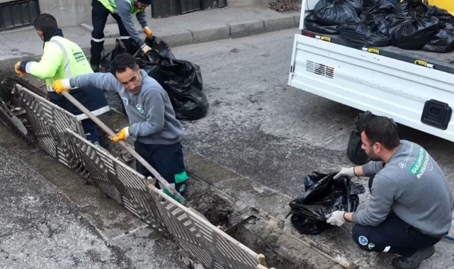 Bursa Büyükşehir Belediyesi sel ve taşkın riskine karşı mazgalları temizliyor