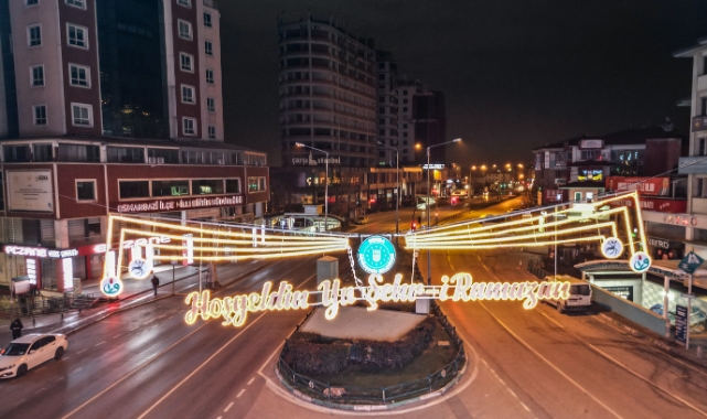 Bursa caddeleri ‘Ramazan’ için süslendi