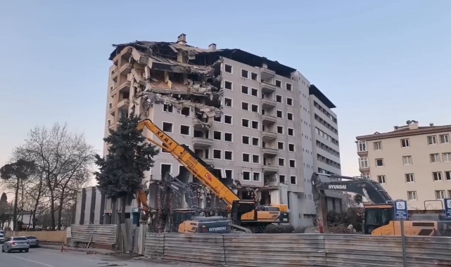 Bursa'da 11 katlı binanın yıkım anı kameraya yansıdı