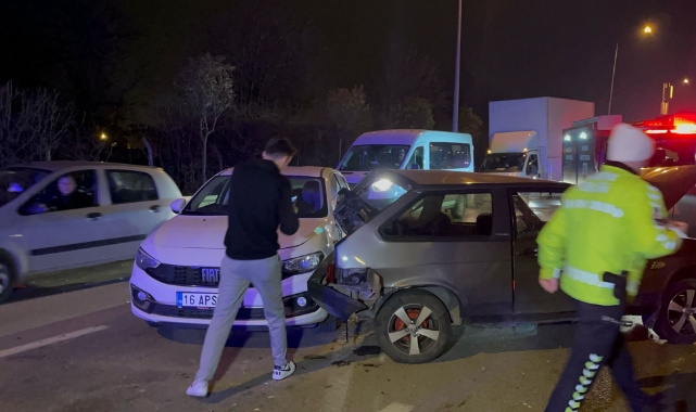 Bursa'da araç 3 otomobile çarparak durabildi!