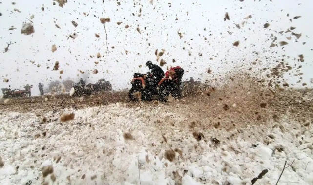Bursa'da ATV tutkunlarının karda zorlu mücadelesi!