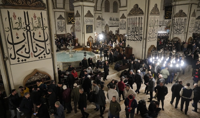 Bursalılar Berat Kandili'nde camilere akın etti!