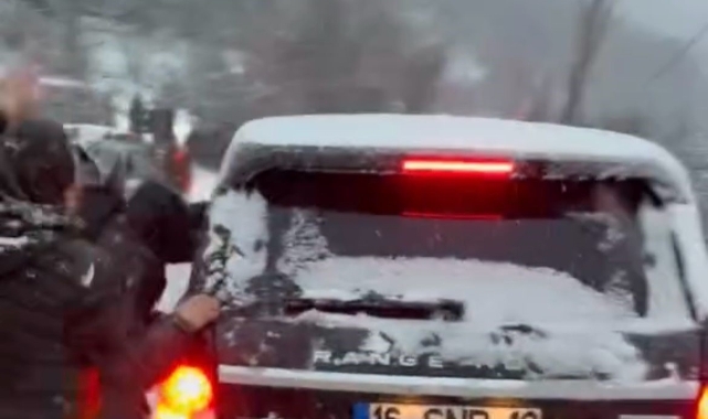 Bursa'da buzlu yolda kayan cipi durdurmak için koştular