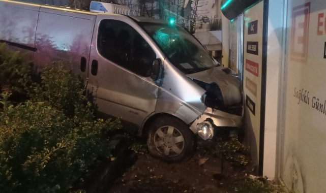 Bursa'da eczane bahçesine daldı! Kaza anı saniye saniye kameraya yansıdı