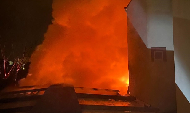 Bursa'da gece yarısı restoranda çıkan yangın yan eve sıçradı