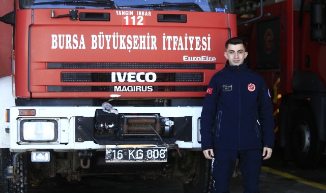 Bursa'da genç itfaiyeci yıllar sonra aynı pozu verdi