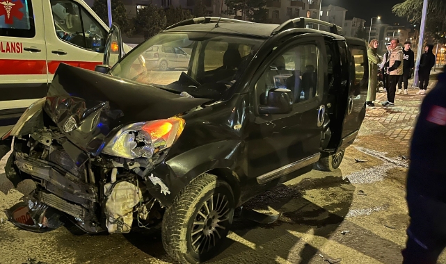 Bursa'da hafif ticari araç otomobille çarpıştı!