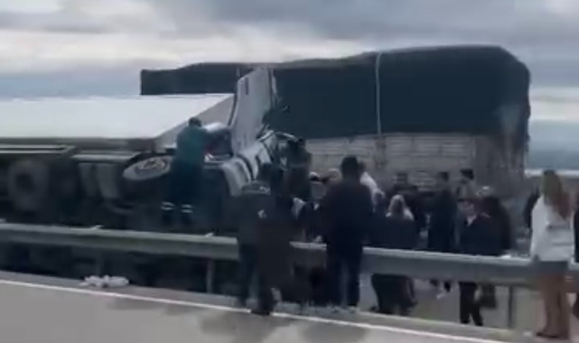 Bursa'da kamyon refüje uçtu!