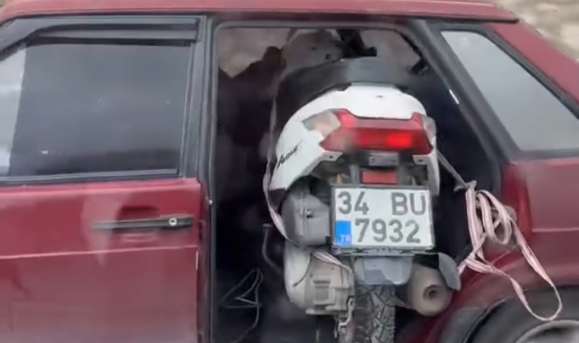 Bursa'da kapısız araçta motosiklet taşıdı!