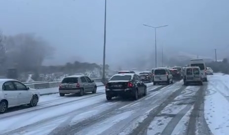 Bursa'da kar yağışı başladı! Dakikalar içerisinde yollar beyaza büründü