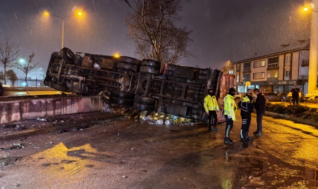 Bursa'da kontrolden çıkan içecek yüklü kamyon devrildi