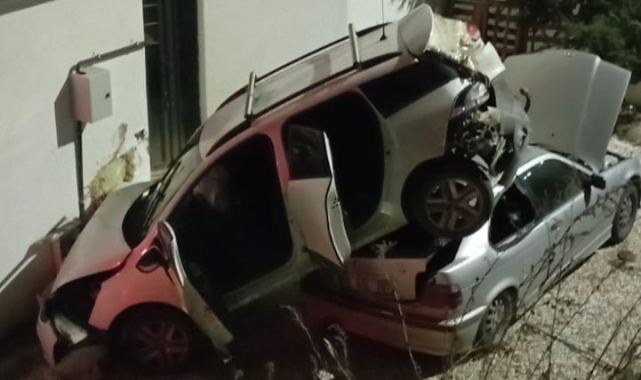 Bursa'da kontrolden çıkan otomobil park halindeki aracın üzerine uçtu!