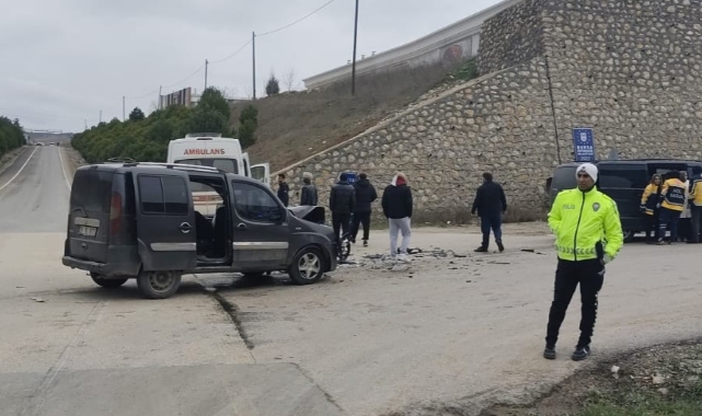 Bursa'da minibüs ile hafif ticari araç çarpıştı!