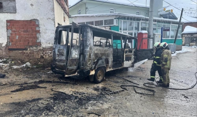Bursa'da motor bölümünden çıkan yangın minibüsü küle çevirdi