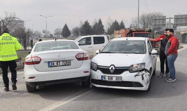 Bursa'da otomobiller çarpıştı! 2 yaralı