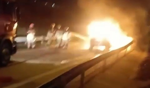 Bursa'da seyir halindeki otomobil alevlere teslim oldu