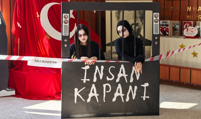 Bursa'da teknoloji bağımlılığına canlı mankenlerle dikkat çektiler