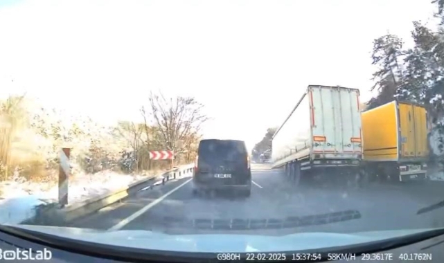 Bursa'da tırın dorsesi koparak yol ortasında kaldı!