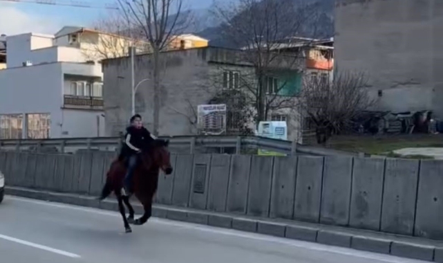 Bursa'da trafiğe atla çıkan genç anayolda dört nala koştu