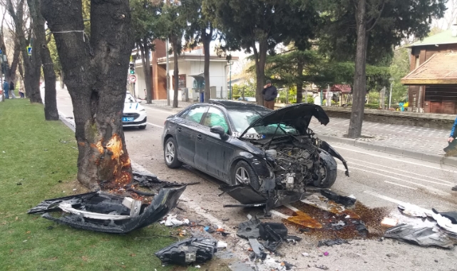 Bursa'da ucuz atlatılan kaza! Lastiği patlayınca ağaca çarptı