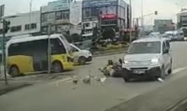 Bursa'da yaya geçidini kullanan motosiklete otomobil çarptı!